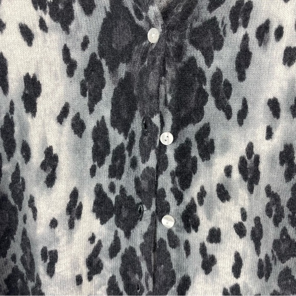 Lord and Taylor 100% cashmere gray snow leopard sweater medium - Picture 4 of 5